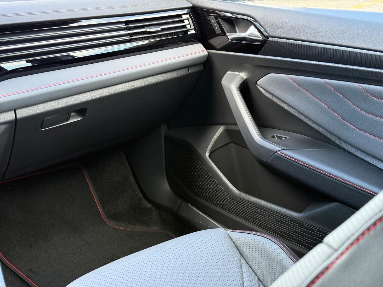 Volkswagen Jetta GLI Vehicle Image 10