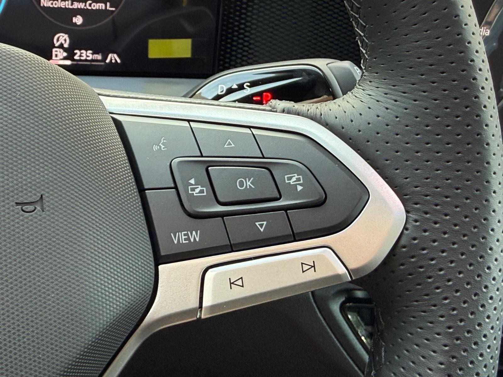 Volkswagen Tiguan Vehicle Image 11