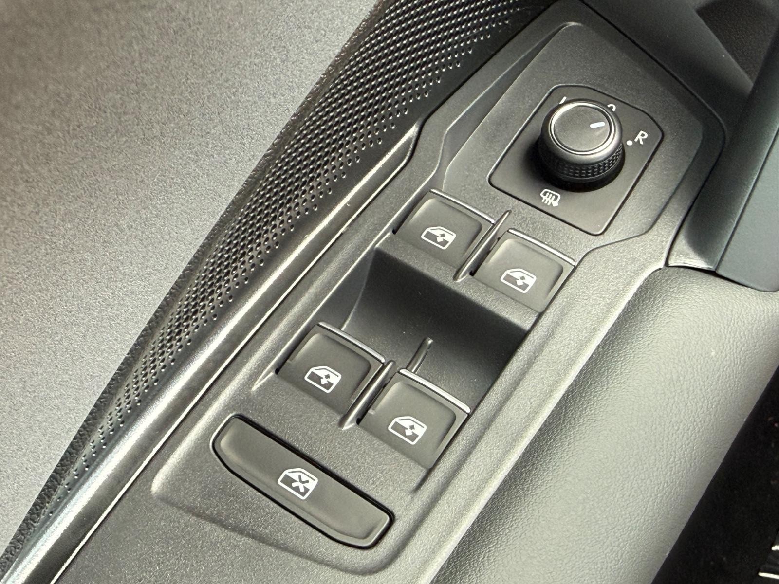 Volkswagen Tiguan Vehicle Image 16