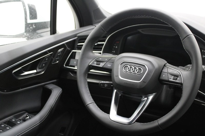 Audi Q7 Vehicle Image 8