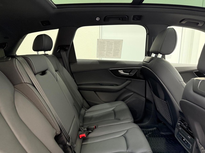 Audi Q7 Vehicle Image 8