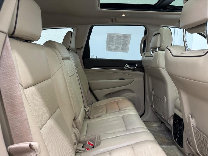 Jeep Grand Cherokee Vehicle Image 8