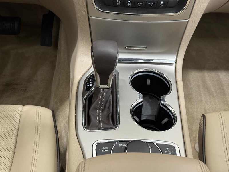 Jeep Grand Cherokee Vehicle Image 11