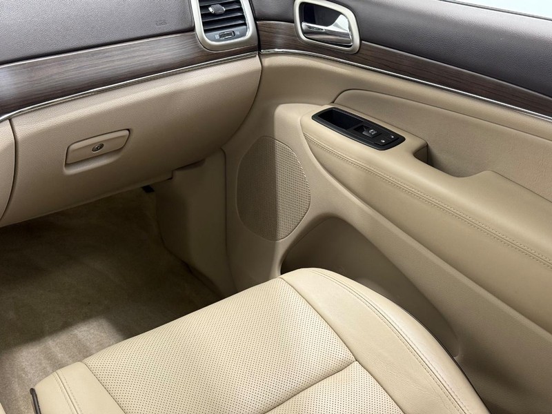 Jeep Grand Cherokee Vehicle Image 14