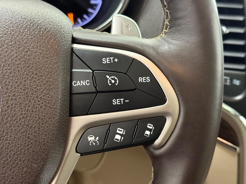 Jeep Grand Cherokee Vehicle Image 16