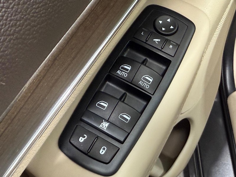 Jeep Grand Cherokee Vehicle Image 20