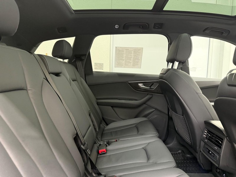 Audi Q7 Vehicle Image 8