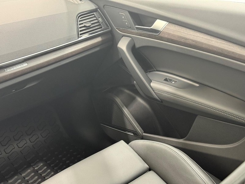 Audi Q5 Vehicle Image 9