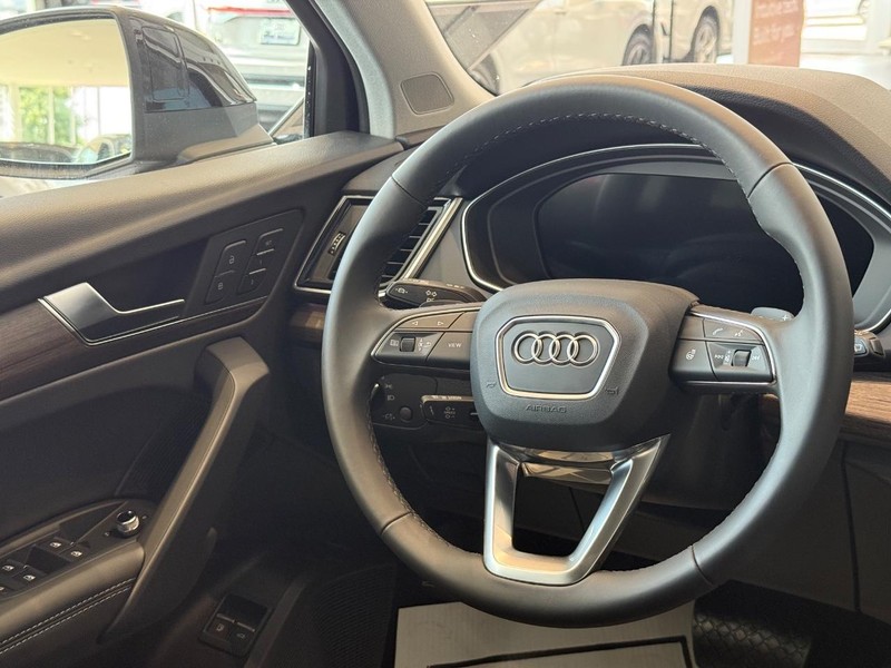Audi Q5 Vehicle Image 8