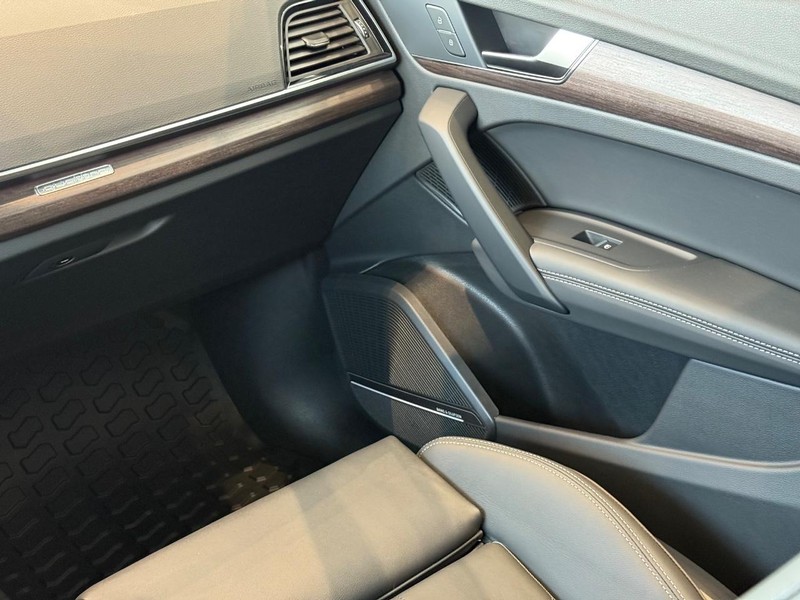 Audi Q5 Vehicle Image 9