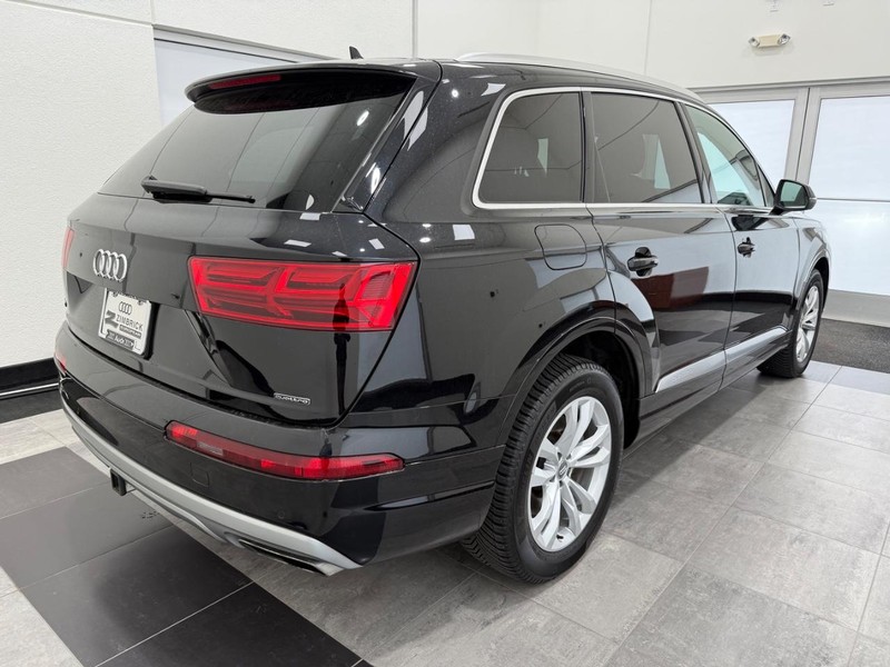 Audi Q7 Vehicle Image 2