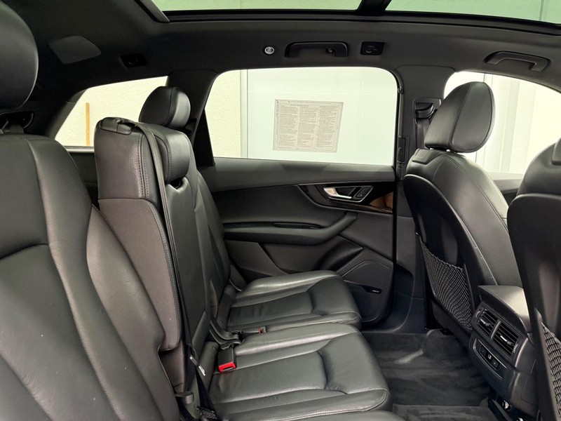 Audi Q7 Vehicle Image 8