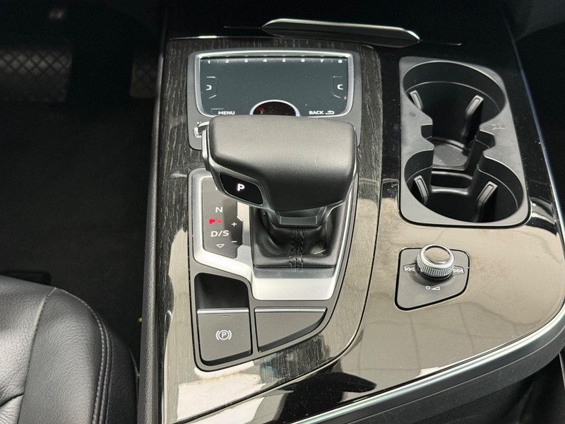 Audi Q7 Vehicle Image 11