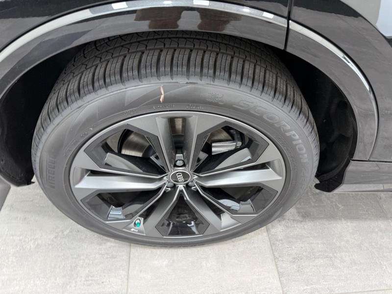 Audi Q7 Vehicle Image 3