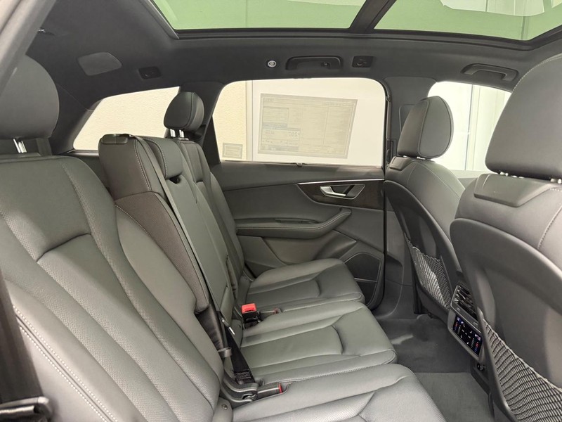 Audi Q7 Vehicle Image 4