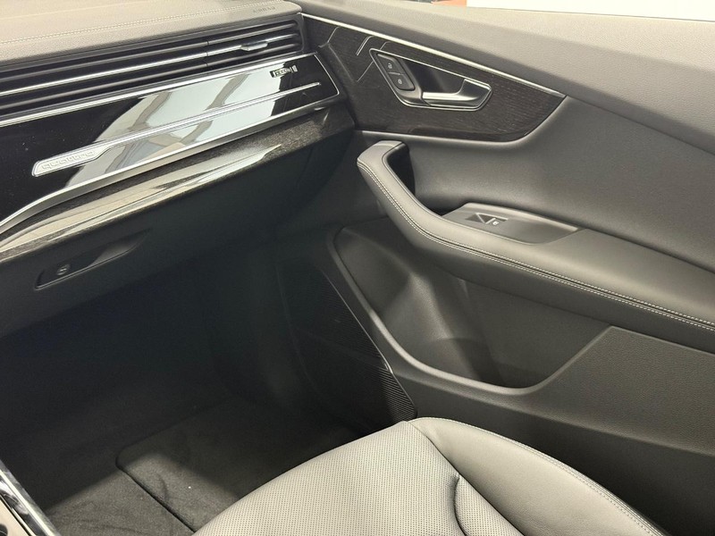 Audi Q7 Vehicle Image 9