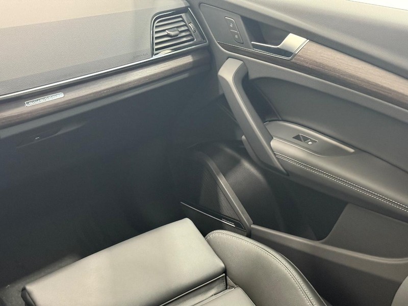 Audi Q5 Vehicle Image 9