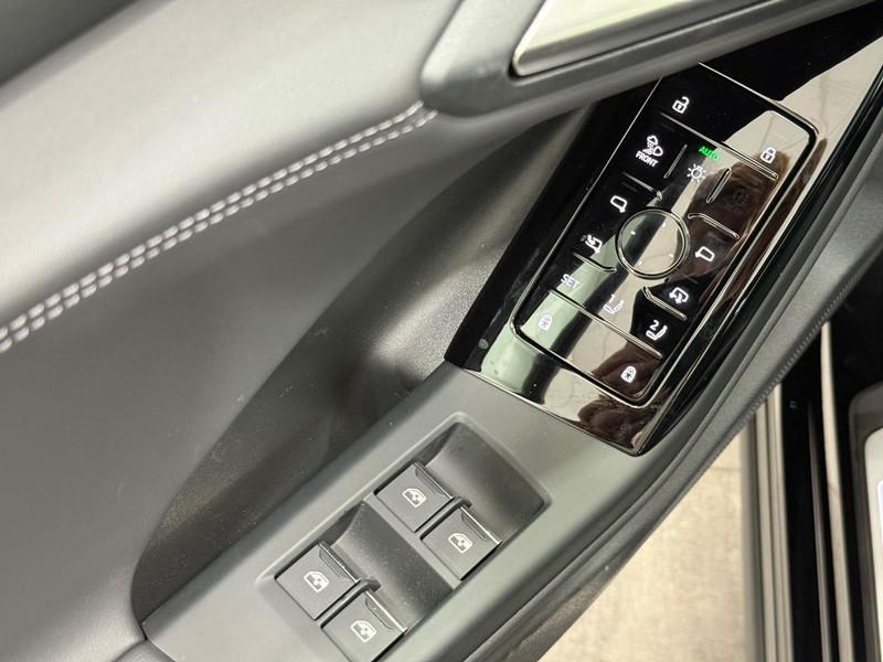 Audi Q6 e-tron Vehicle Image 14