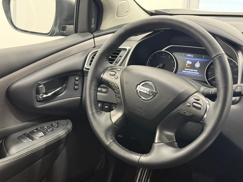 Nissan Murano Vehicle Image 12