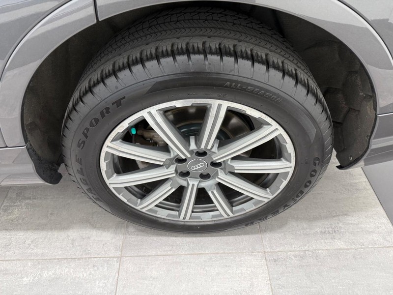 Audi Q7 Vehicle Image 5
