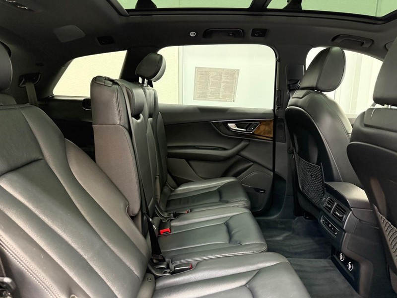 Audi Q7 Vehicle Image 8