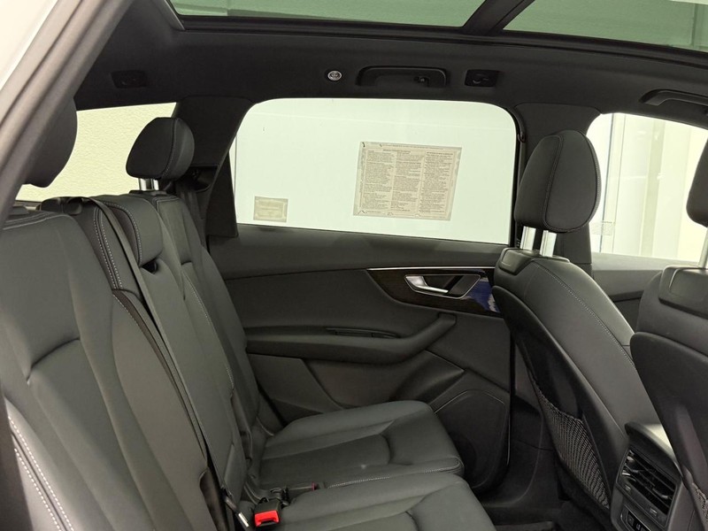 Audi Q7 Vehicle Image 8
