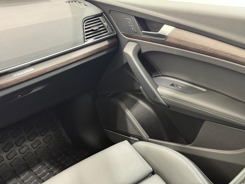 Audi Q5 Vehicle Image 9