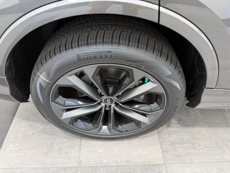 Audi Q7 Vehicle Image 3