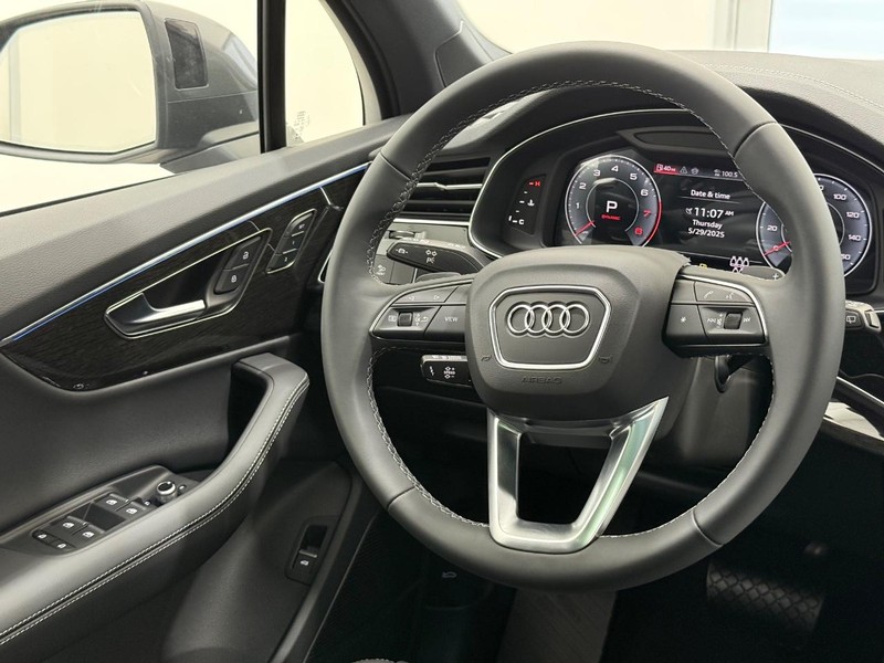 Audi Q7 Vehicle Image 8