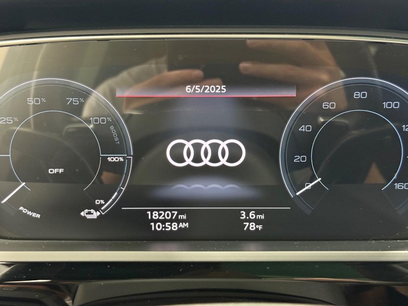 Audi e-tron Vehicle Image 16