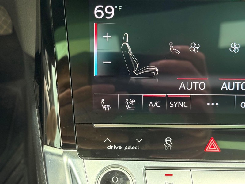 Audi e-tron Vehicle Image 18