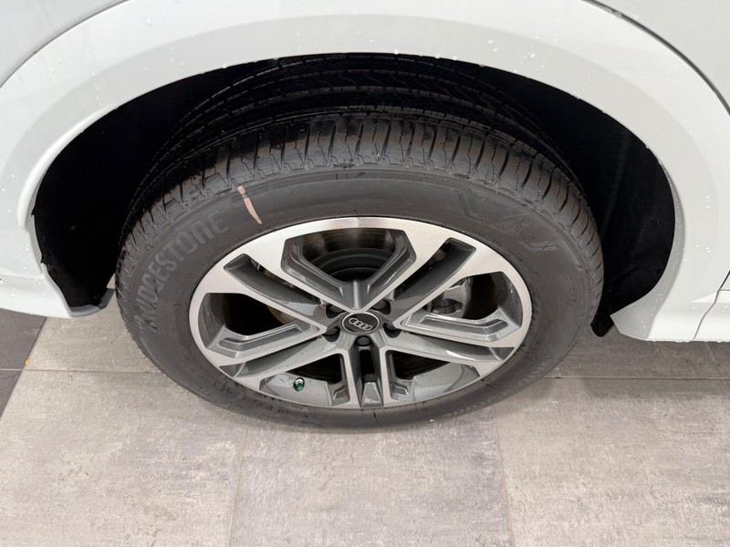Audi Q5 Vehicle Image 3