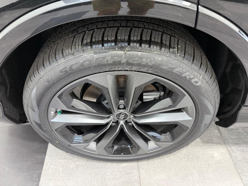 Audi Q7 Vehicle Image 3