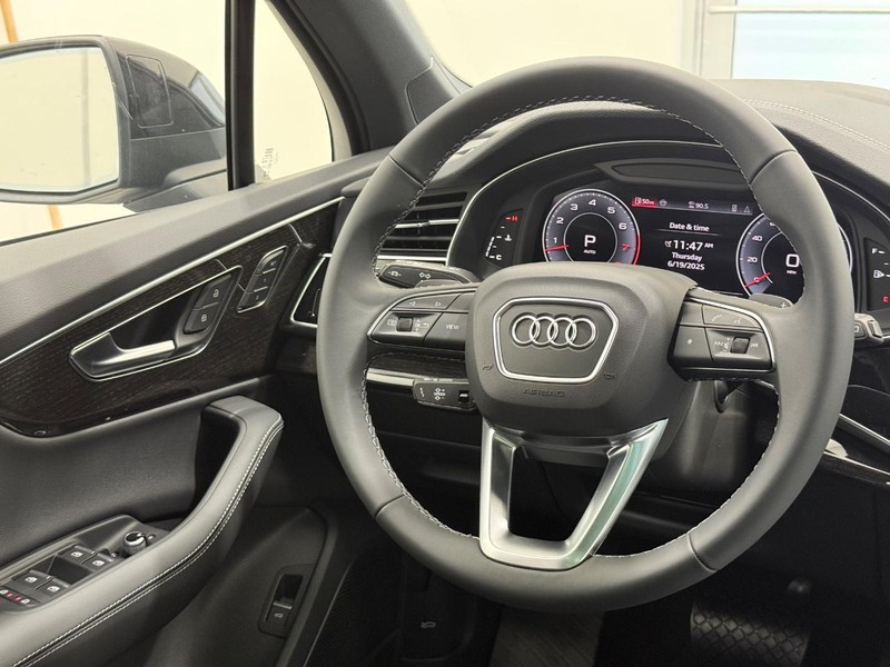 Audi Q7 Vehicle Image 8
