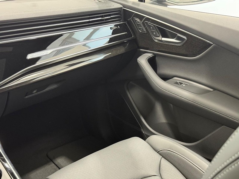 Audi Q7 Vehicle Image 9