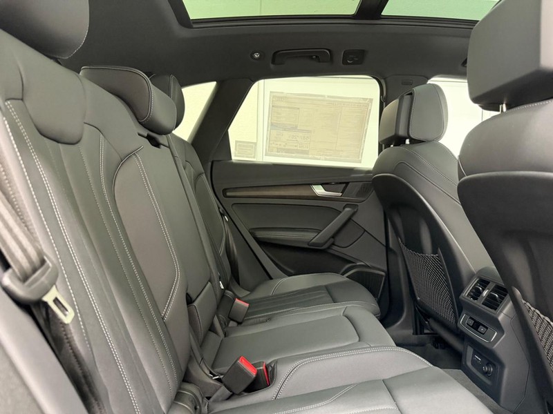 Audi Q5 Vehicle Image 4