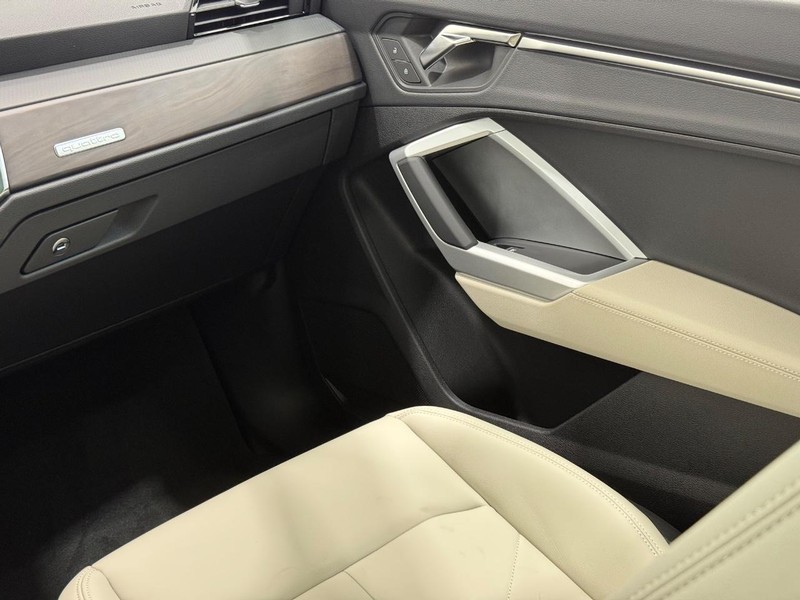 Audi Q3 Vehicle Image 9