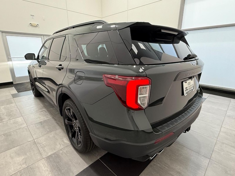 Ford Explorer Vehicle Image 4