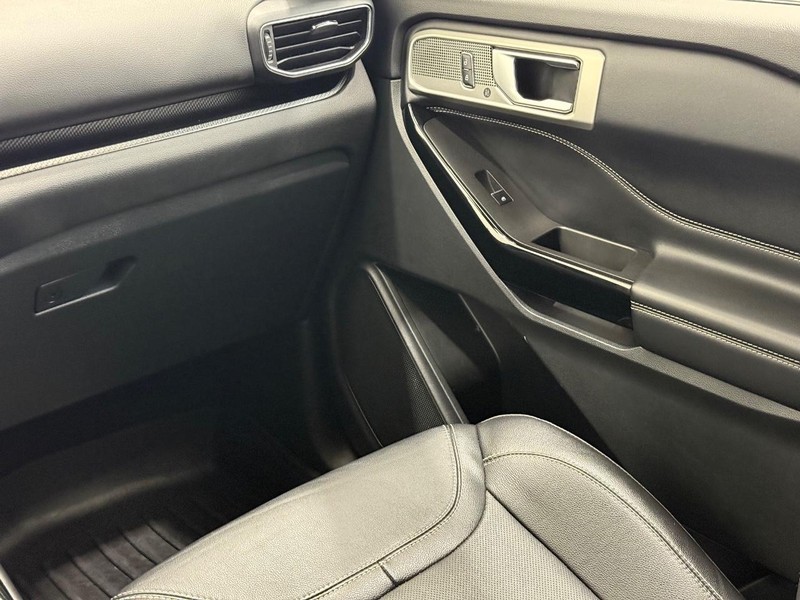 Ford Explorer Vehicle Image 14