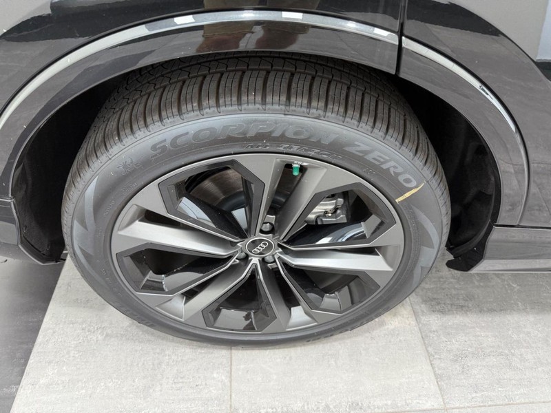 Audi Q7 Vehicle Image 3