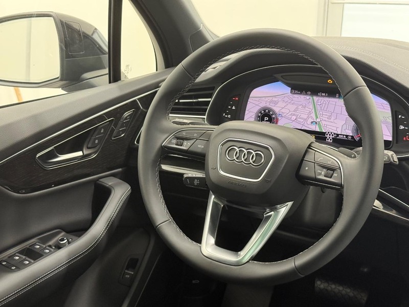 Audi Q7 Vehicle Image 8