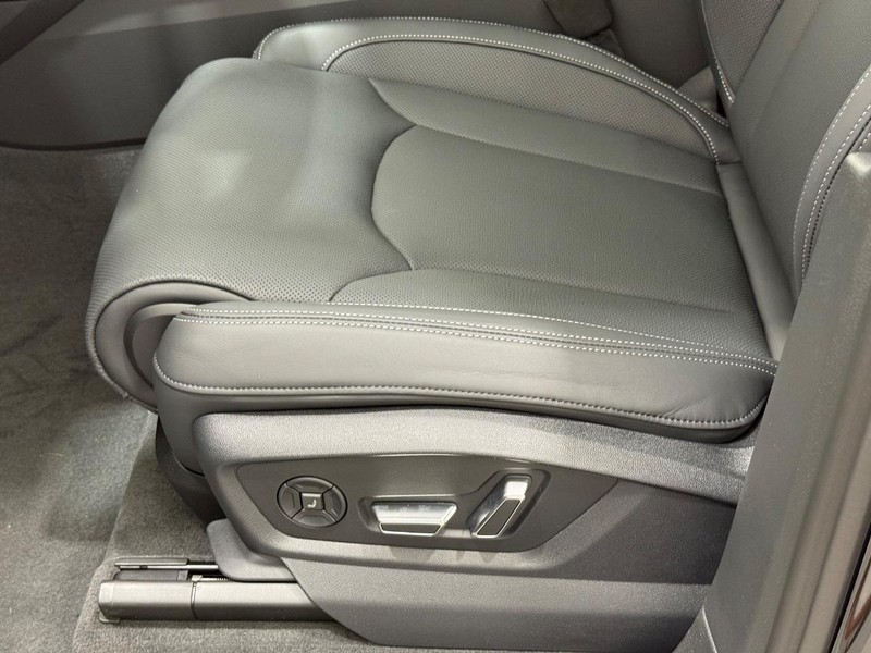 Audi Q7 Vehicle Image 16