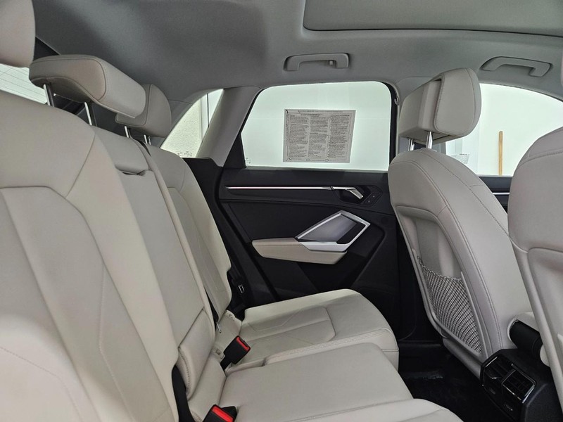 Audi Q3 Vehicle Image 8