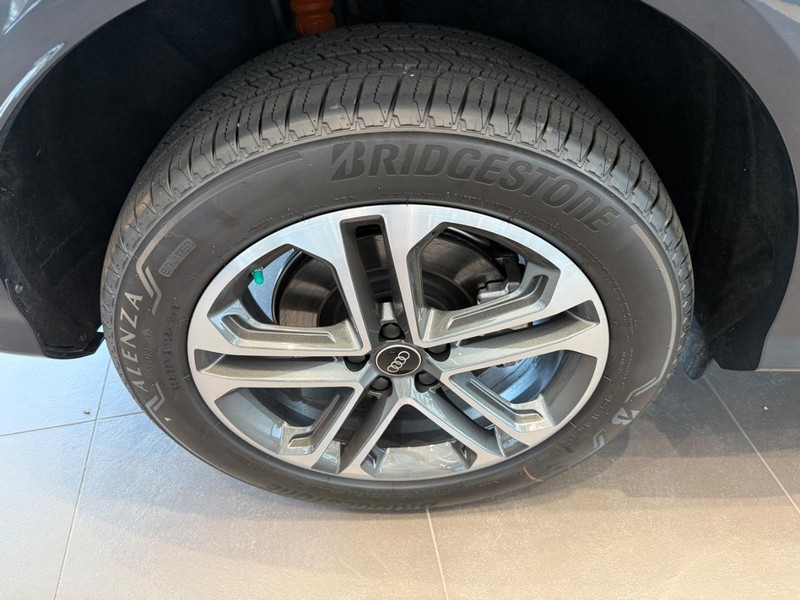 Audi Q5 Vehicle Image 3
