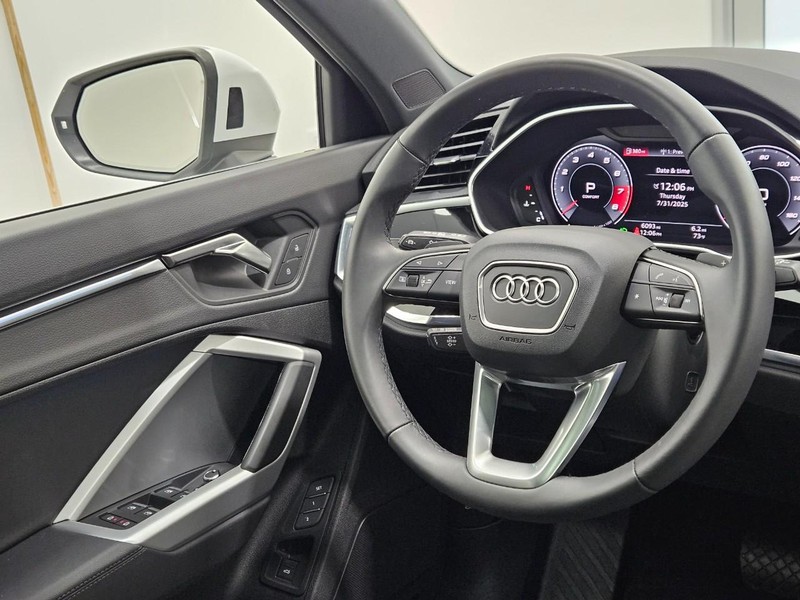 Audi Q3 Vehicle Image 11