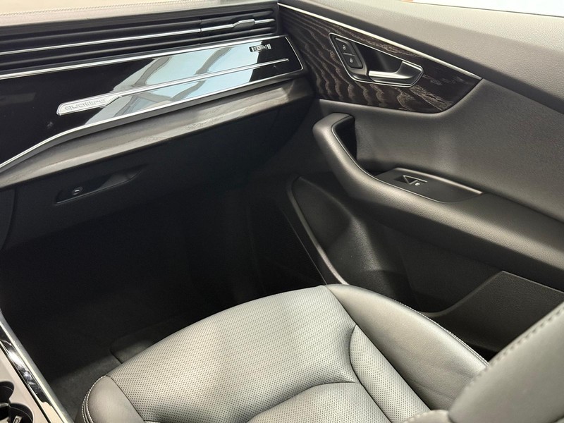 Audi Q8 Vehicle Image 13
