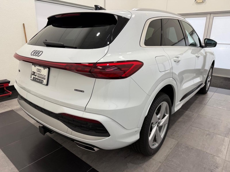 Audi Q5 Vehicle Image 2
