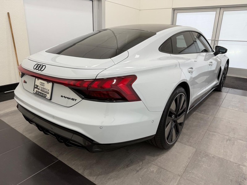 Audi RS e-tron GT Vehicle Image 11