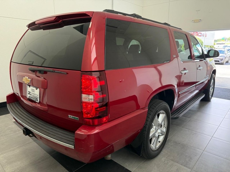 Chevrolet Suburban Vehicle Image 2