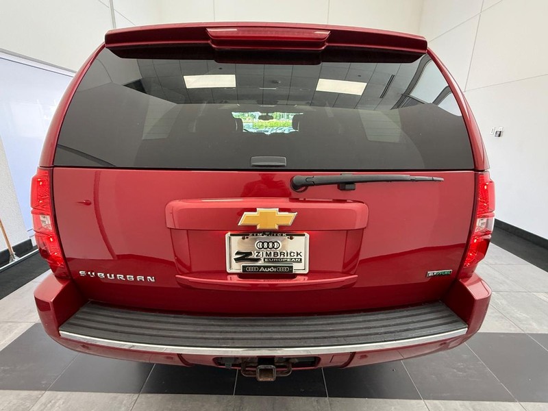 Chevrolet Suburban Vehicle Image 3